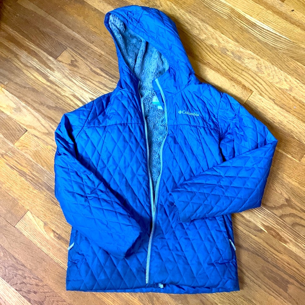 Columbia youth L periwinkle hooded puffer jacket, gray faux fur lining